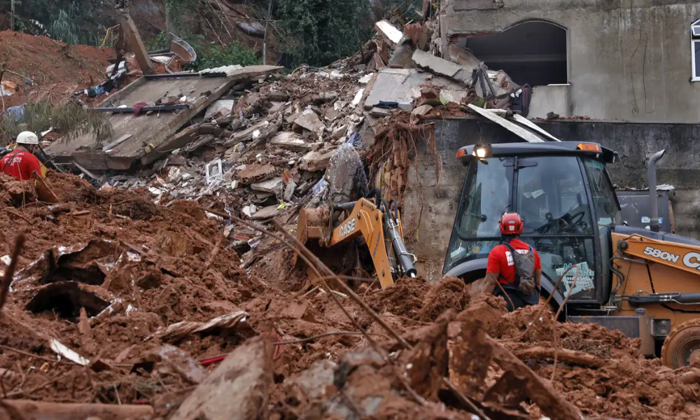 Juiz de Fora (MG), 24/02/2026 - Soldados do Corpo de Bombeiros e voluntários fazem busca e resgate de pessoas em escombros de casas soterradas por lama após fortes chuvas. Foto: Tânia Rêgo/Agência Brasil© Tânia Rêgo/Agência B