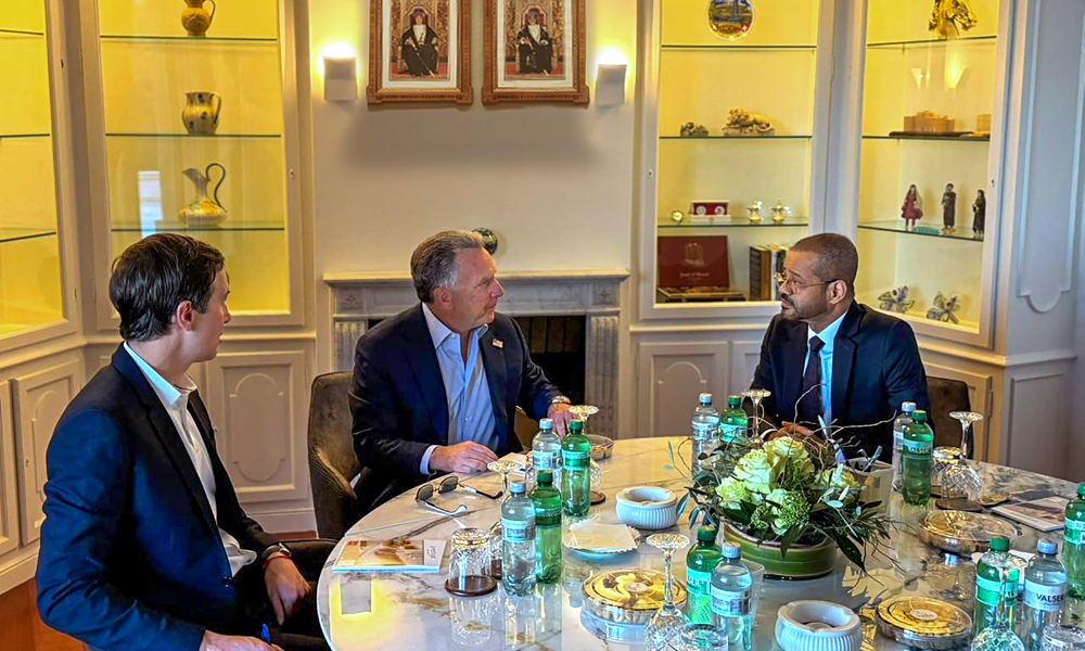 Nesta foto divulgada pelo Ministério das Relações Exteriores de Omã em 26 de fevereiro de 2026, o enviado especial dos EUA, Steve Witkoff (C), e Jared Kushner se reúnem com o Ministro das Relações Exteriores de Omã, Badr Albusaidi (D), em Genebra. Uma terceira rodada de negociações indiretas entre os Estados Unidos e o Irã, mediada pelo ministro das Relações Exteriores de Omã, teve início em Genebra em 26 de fevereiro, informou uma fonte diplomática à AFP.