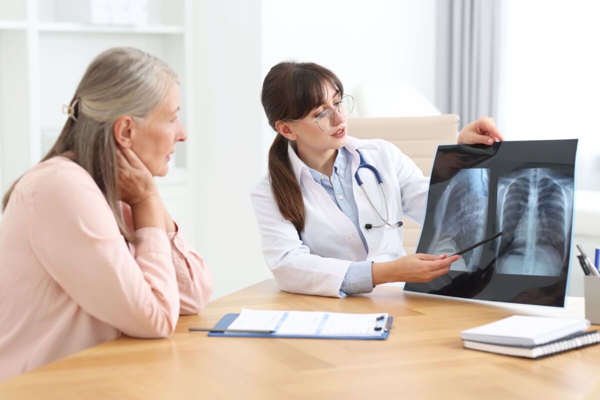 Crianças, idosos e pessoas com doenças crônicas estão entre os grupos mais vulneráveis às infecções pulmonares 