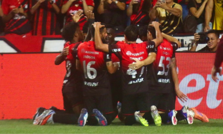 Jogadores do Athletico-PR comemoram gol