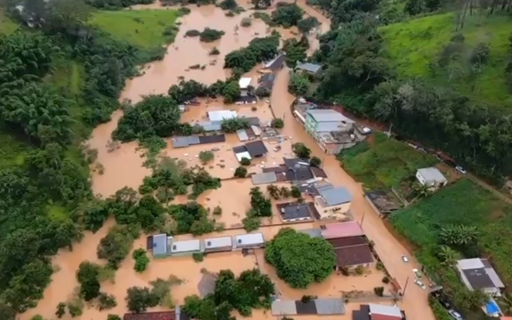 Imagens aéreas mostram como ficou cidade mineira após temporal; veja fotos 14 Telhados expostos em Matias Barbosa