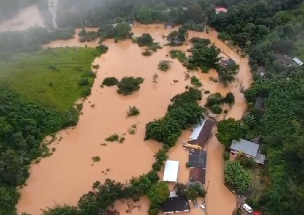 Imagens aéreas mostram como ficou cidade mineira após temporal; veja fotos 15 Casas alagadas em Matias Barbosa - visão aérea