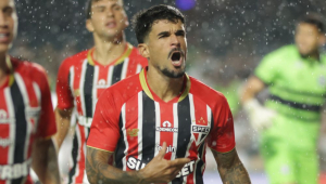 O meio-campista Cauly comemora gol