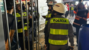Policiais realizam abordagem na entrada do Sambódromo do Anhembi