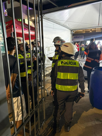 Policiais realizam abordagem na entrada do Sambódromo do Anhembi