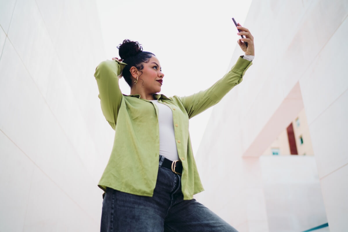 Entre inspiração e pressão estética, o ambiente digital transformou a relação das mulheres com o próprio guarda-roupa  