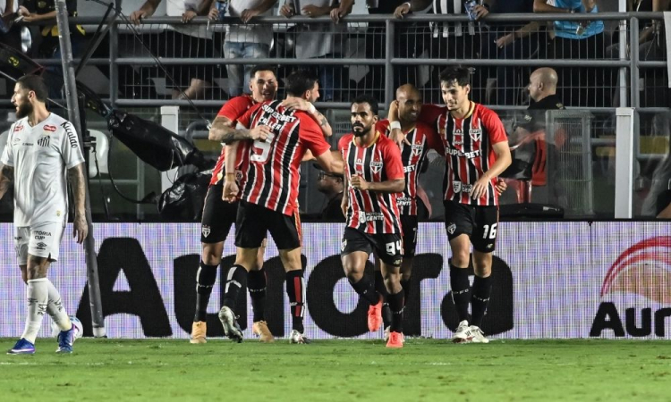 Santos sai na frente, não segura o resultado, deixa São Paulo empatar e vê crise aumentar
