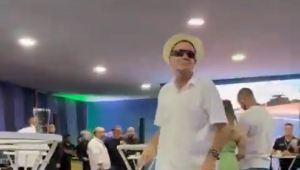 Eduardo Paes imitando cego