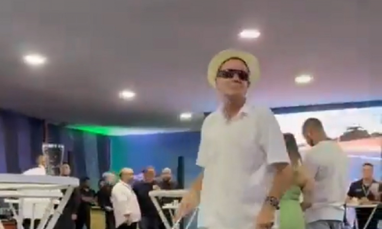 Eduardo Paes imitando cego