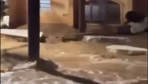 Vídeo mostra caixões e urnas sendo levados pela enxurrada em Ubá