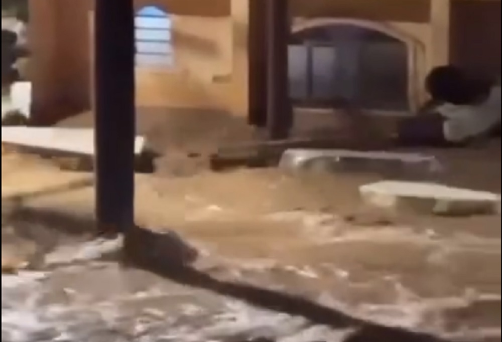 Chuva em Ubá arrasta caixões e urnas