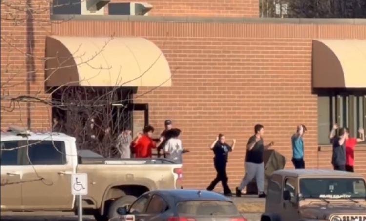 Video mostra momento em que alunos fogem de atentado no Canadá; Veja