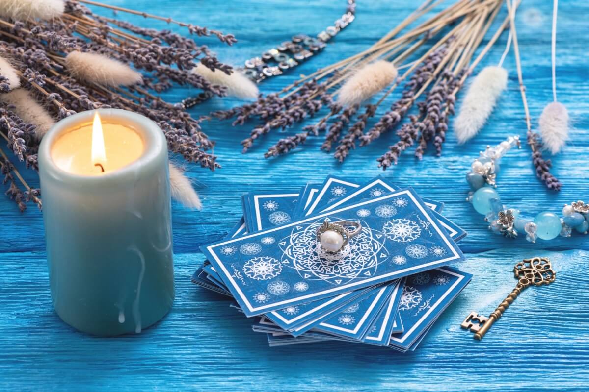 O tarot indica que as energias do dia nos convidarão à consciência, mesmo quando isso passar por desconforto 