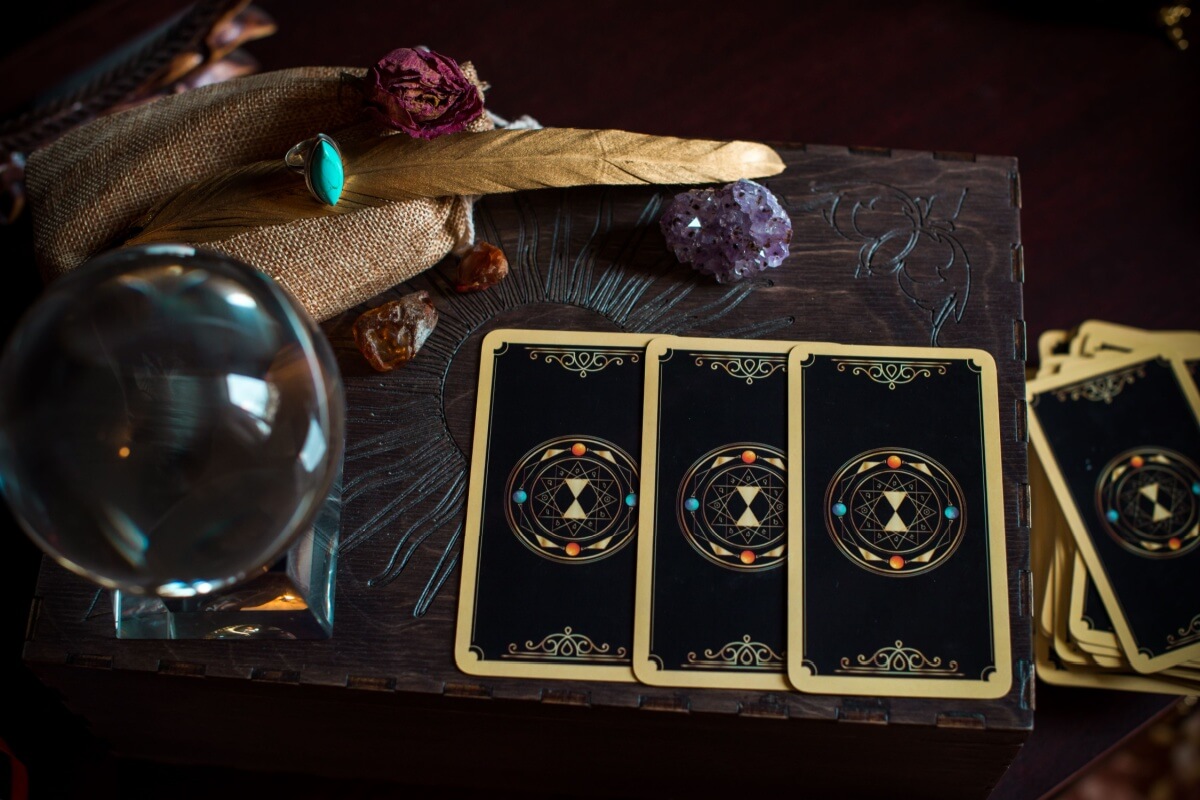 O tarot indica excesso de responsabilidades, mas também novidades e encerramentos necessários 