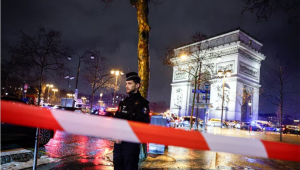 Um dos policiais presentes ao redor do Arco do Triunfo