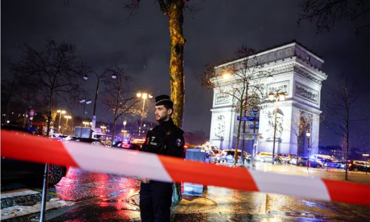 Um dos policiais presentes ao redor do Arco do Triunfo