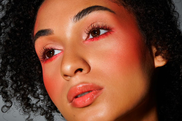 Veja como reproduzir as maquiagens da Zara Larsson para o Carnaval