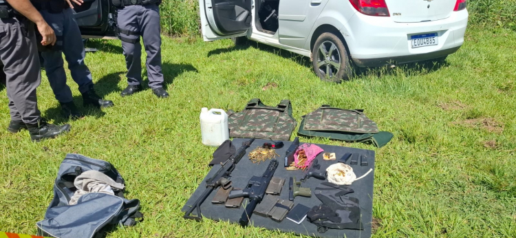 Armas e coletes apreendidos pela polícia durante ocorrência na rodovia Rapouso Tavares