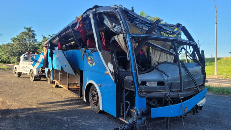 &Ocirc;nibus na rodovia BR-153 ap&oacute;s capotamento