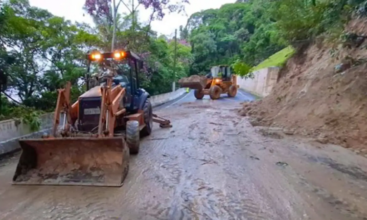 Máquinas trabalham em área de risco em Ubatuba