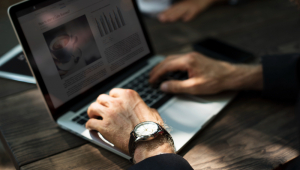 Homem tecla notebook