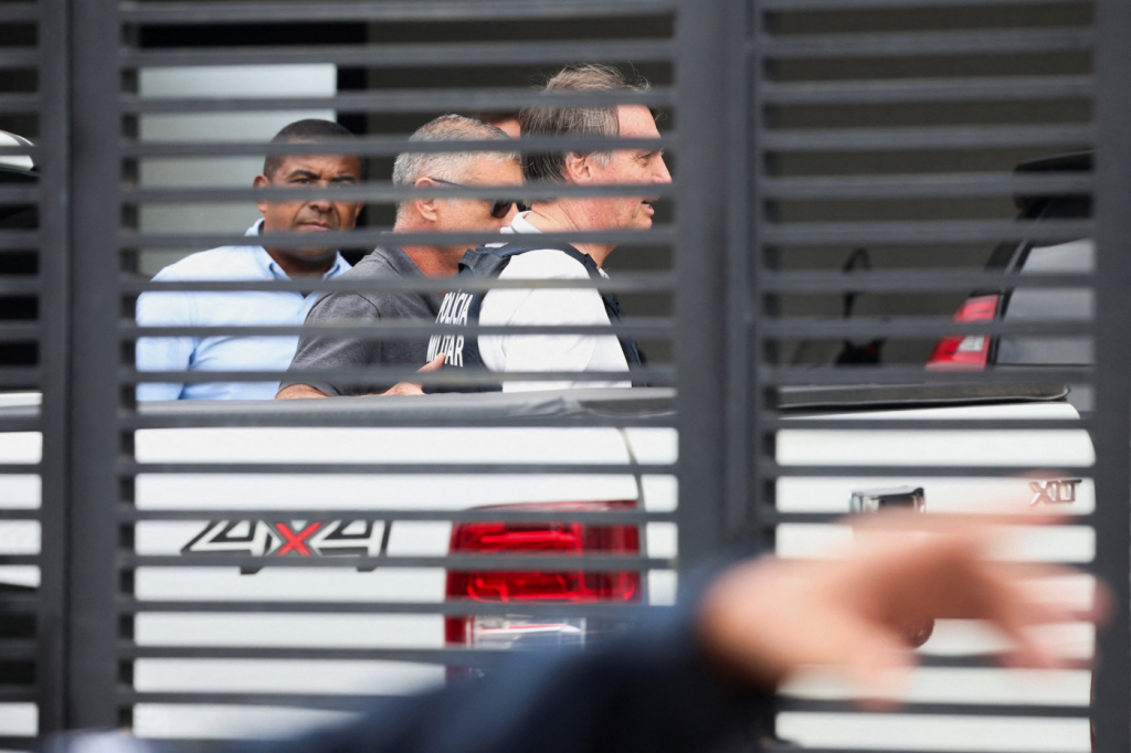 Bolsonaro recebe alta e ficará em prisão domiciliar temporária