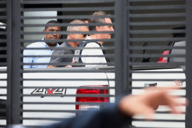 Bolsonaro chega em casa após alta médica