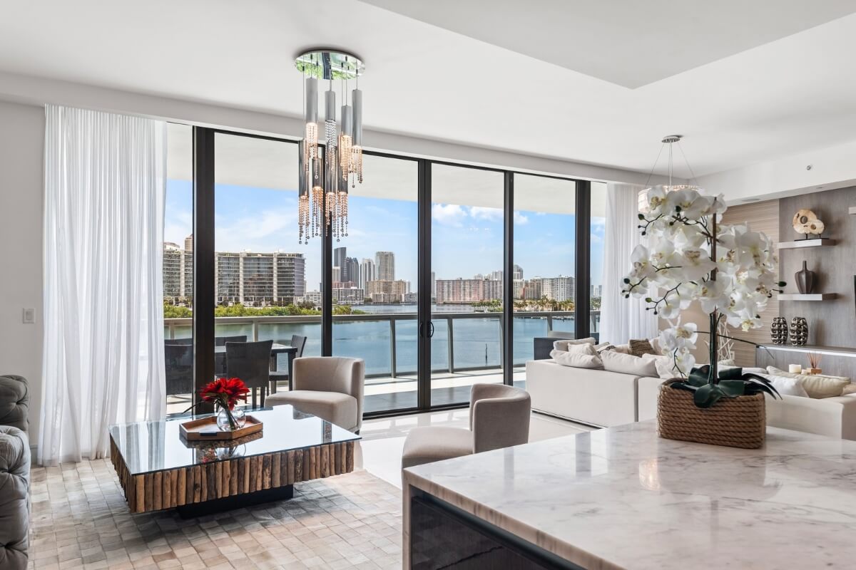 Janelas do piso ao teto valorizam os ambientes 