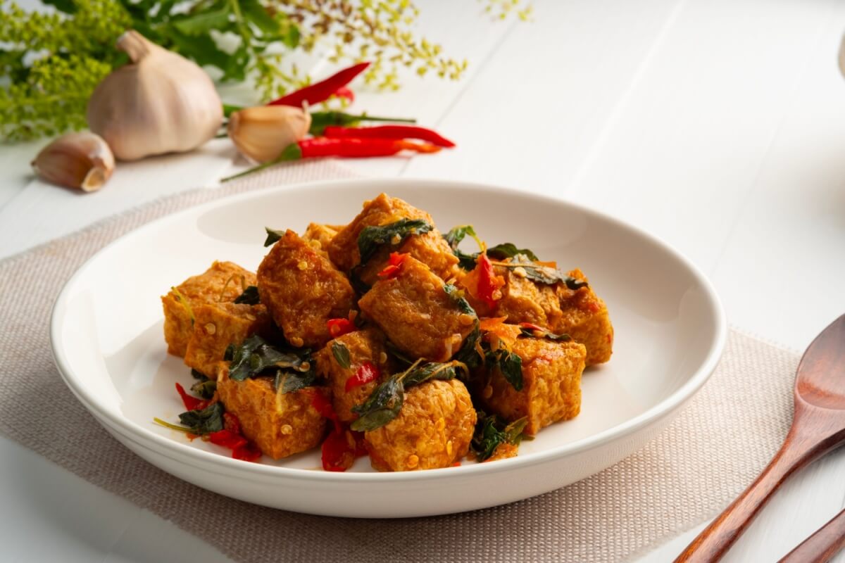 Tofu salteado com manjericão e pimenta 