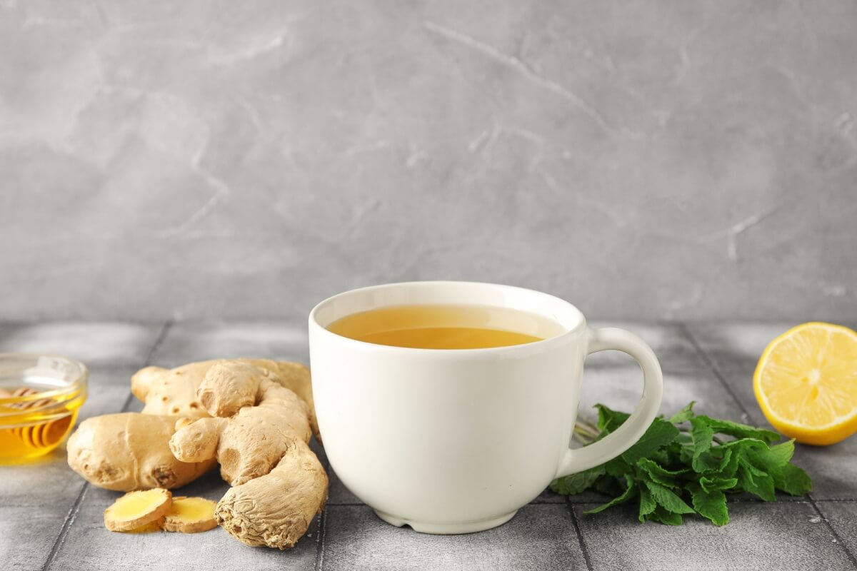 Chá de gengibre com limão, mel e hortelã 