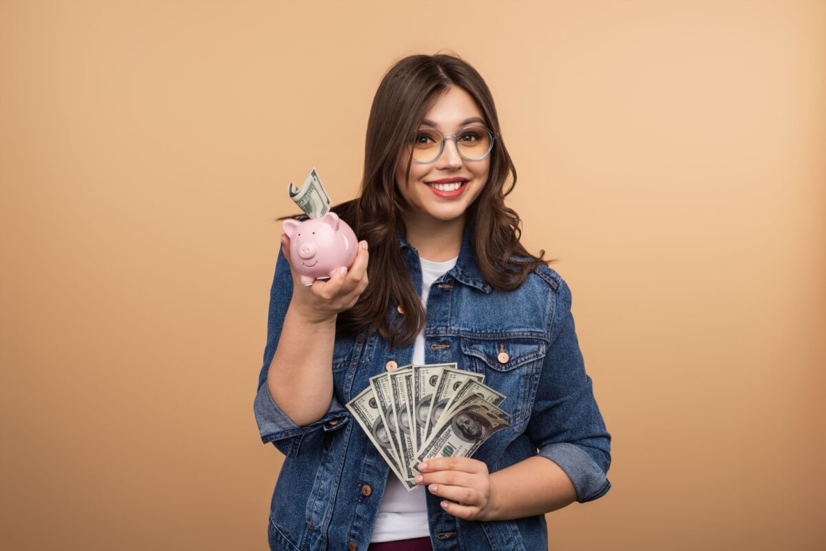 O início da vida profissional traz novas conquistas, mas também exige escolhas financeiras mais conscientes 