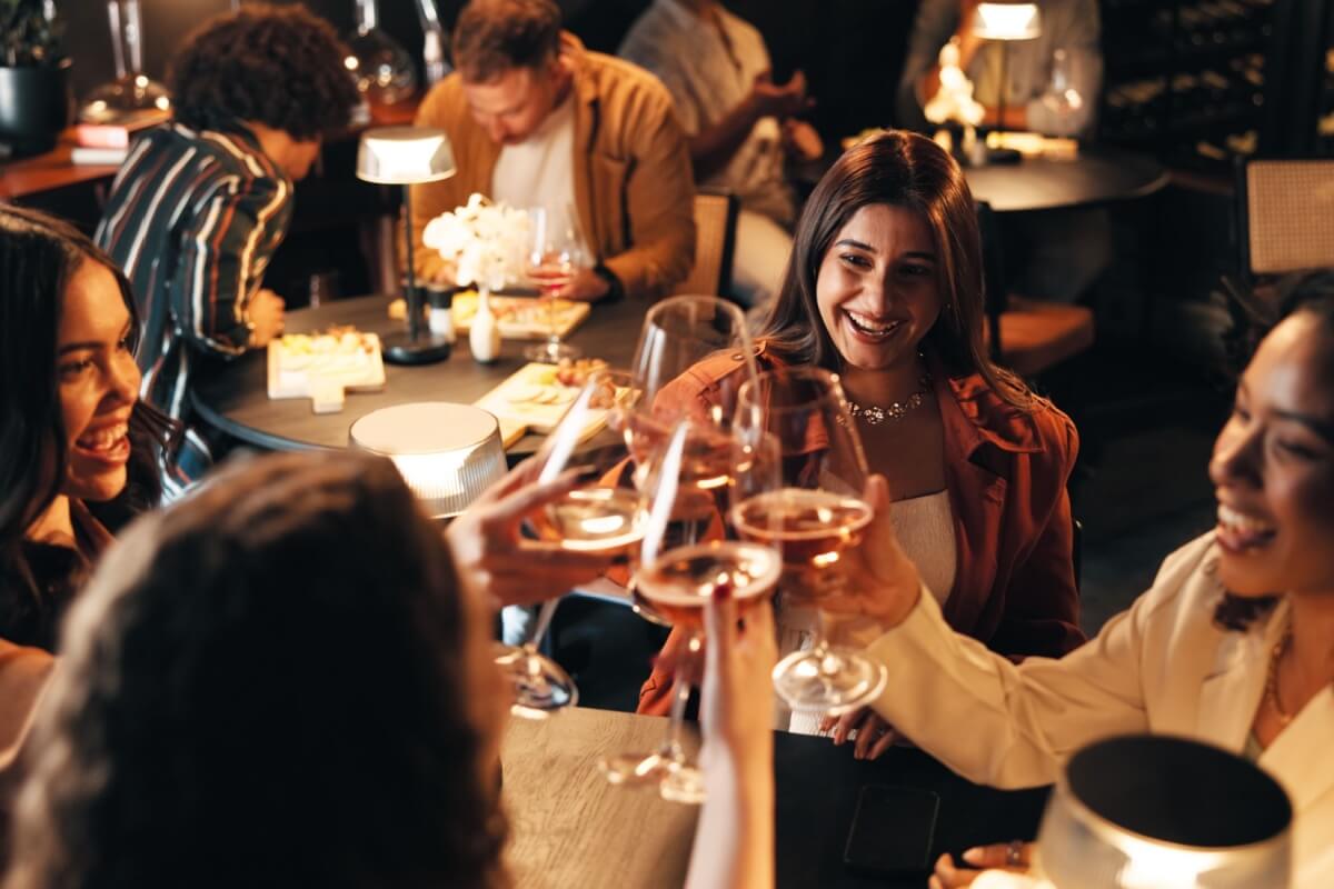 O ambiente gastronômico passou a ser visto não apenas como um local para refeições, mas também como um espaço de convivência e celebração 