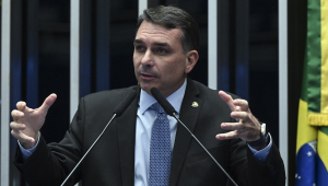 Flávio Bolsonaro pede união da direita após briga de Eduardo e Nikolas: ‘Inimigo está lá’