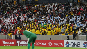 Torcedores comparecem à partida da Qatar Stars League entre Al-Arabi e Al-Rayyan no estádio Lusail, nos arredores da capital Doha, em 11 de agosto de 2022.