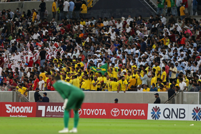 Torcedores comparecem à partida da Qatar Stars League entre Al-Arabi e Al-Rayyan no estádio Lusail, nos arredores da capital Doha, em 11 de agosto de 2022.