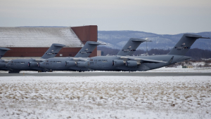 Como o avião C-17 Globemaster da Boeing consegue transportar tanques e tropas inteiras