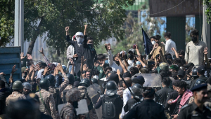 Muçulmanos xiitas gritam slogans durante um protesto em frente ao consulado dos EUA em Karachi, em 1º de março de 2026, após a morte do líder supremo do Irã, Aiatolá Ali Khamenei, em meio aos ataques dos EUA e de Israel.