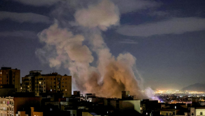 Uma coluna de fumaça sobe após um ataque de míssil contra um edifício em Teerã, em 1º de março de 2026.