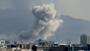 Uma coluna de fumaça sobe após um ataque militar na capital, Teerã, em 2 de março de 2026.