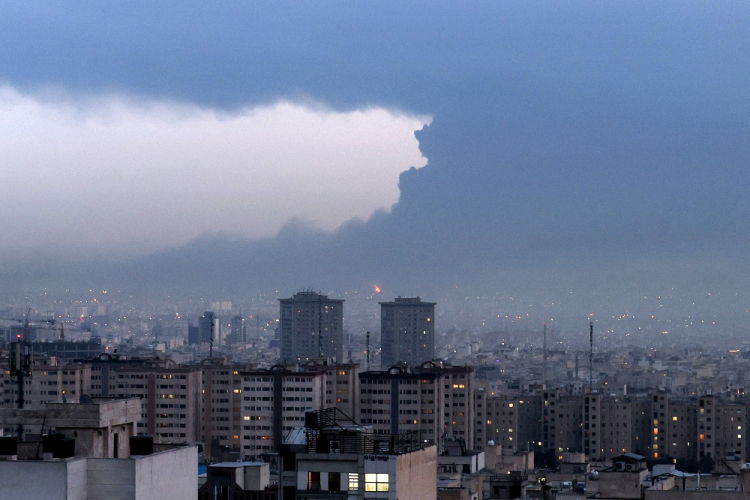 Irã emite alerta de chuva ácida após bombardeio a instalações de petróleo