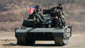 Kim Jong-un e filha de 13 anos testam novo tanque de guerra do país; assista