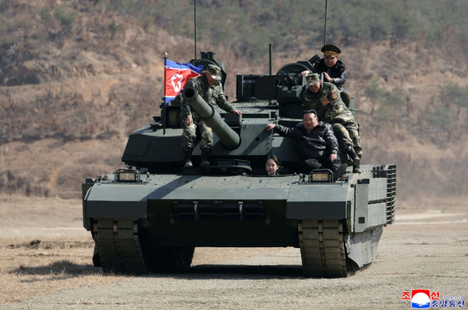 Líder norte-coreano Kim Jong Un e sua filha Kim Ju Ae embarcando em um tanque durante sua visita à Base de Treinamento nº 60 de Pyongyang, subordinada ao Corpo de Defesa da Capital do Exército da Coreia do Norte