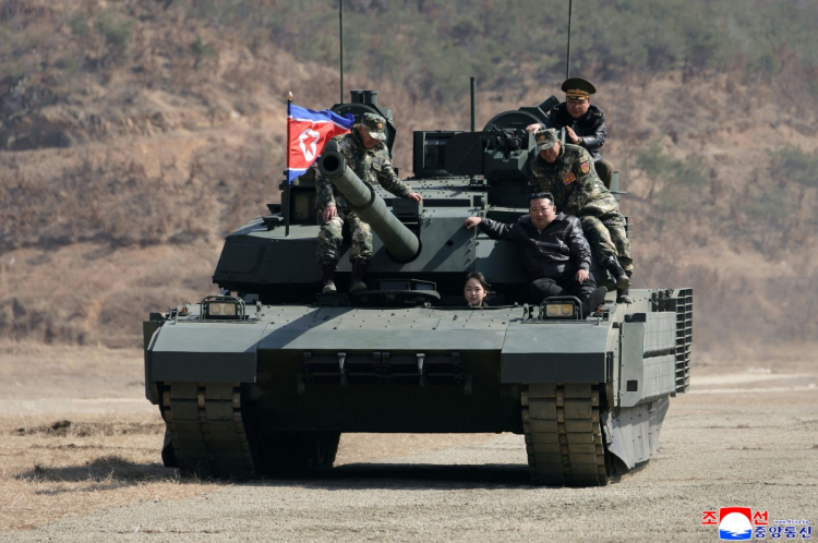 Kim Jong-un e filha de 13 anos testam novo tanque de guerra do país; assista