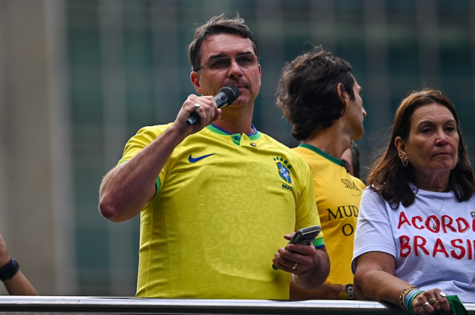 Flávio Bolsonaro em manifestação na Avenida Paulista