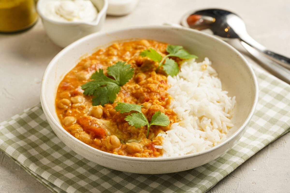 Curry de lentilha vermelha com grão-de-bico 