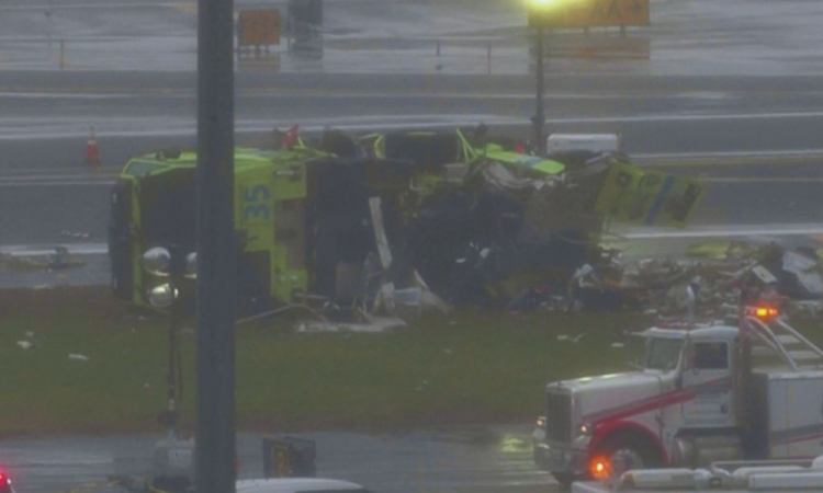 Carro de bombeiros após a colisão