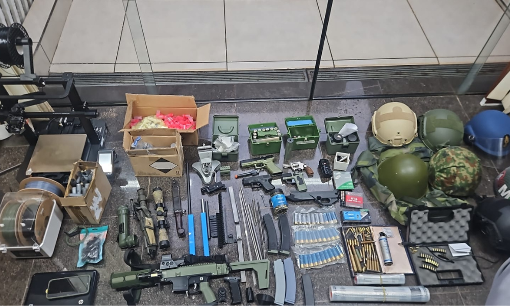 Operação cumpre mandados de prisão e de busca e apreensão em 11 estados brasileiros contra um grupo suspeito de produzir e vender peças de armas de fogo feitas em impressoras 3D, conhecidas como 'armas fantasmas'