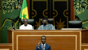 Ministro do Interior e da Segurança Pública do Senegal, Mouhamadou Bamba Cissé, discursa no Parlamento em Dakar, enquanto o Parlamento senegalês vota o projeto de lei sobre o endurecimento das penas para a homossexualidade