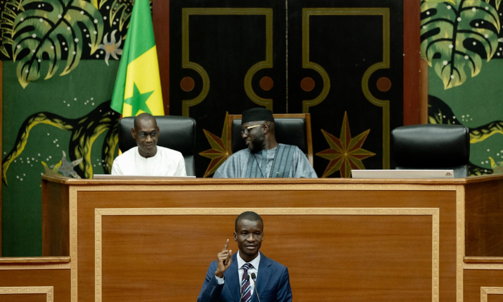 Ministro do Interior e da Segurança Pública do Senegal, Mouhamadou Bamba Cissé, discursa no Parlamento em Dakar, enquanto o Parlamento senegalês vota o projeto de lei sobre o endurecimento das penas para a homossexualidade