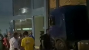 Carreta sem motorista invade restaurante na BR-040 em Minas Gerais